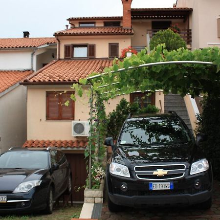 Family Friendly Apartments Pula Bagian luar foto